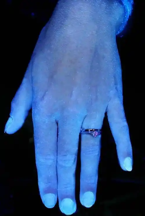 用肥皂清洗30s之后,手上大部分皮肤不再呈白色,有效去除了大部分细菌.