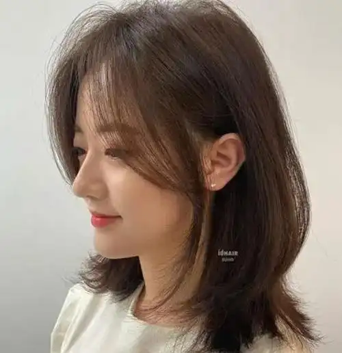 斜八字刘海锁骨发型,换上减龄又瘦脸_中长发_女生发型大全