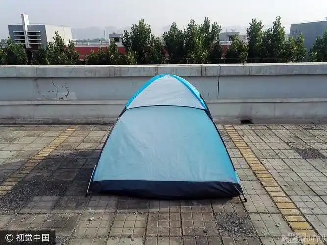 还有人索性支起帐篷,在楼顶搞起野营.