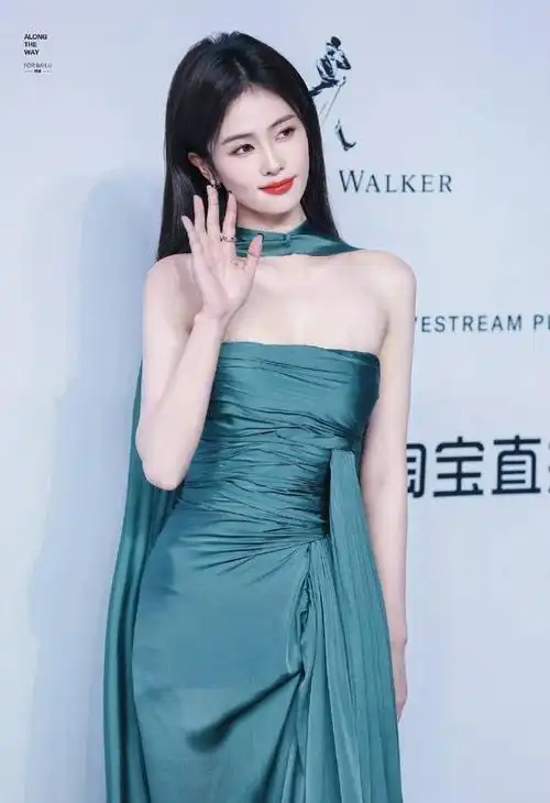 白鹿身材有多绝?gq红毯"妖媚港风"造型完美驾驭,白鹿背景被挖