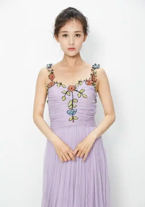 李一桐高清时尚娇媚写真,玲珑精致!__财经头条