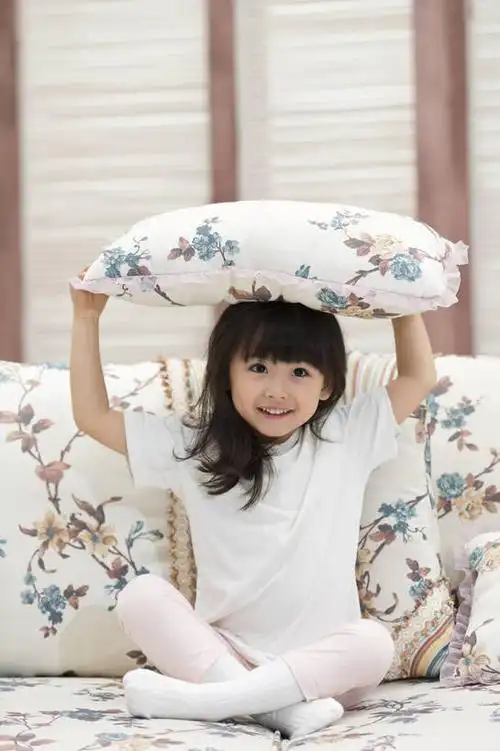 东方人,儿童,一个人,家庭,客厅,坐,盘腿,微笑,竖图,彩色,照片,室内