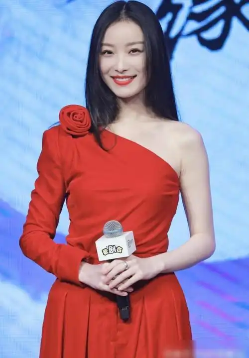 倪妮一身红色丝绒装亮相宸汐缘观众见面会高贵典雅气质非凡