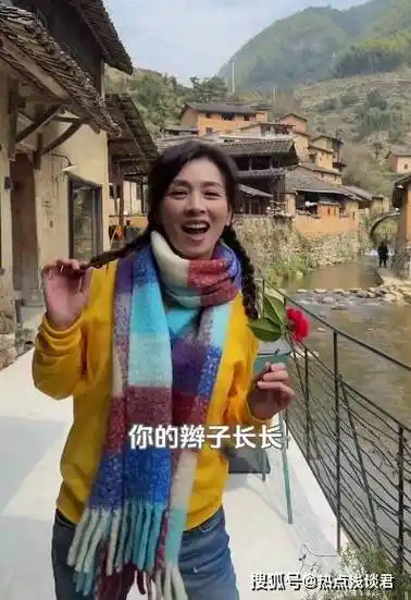 张庭简单穿搭牛仔裤卫衣俏皮十足