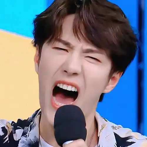 求王一博笑起来的动图(特别是陪你到世界之巅里打篮球的那个)?