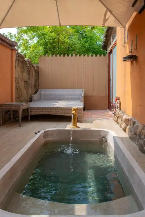 写美篇有的院子里,私家温泉泡池旁摆有几个罗马式坛罐,如果穿一个