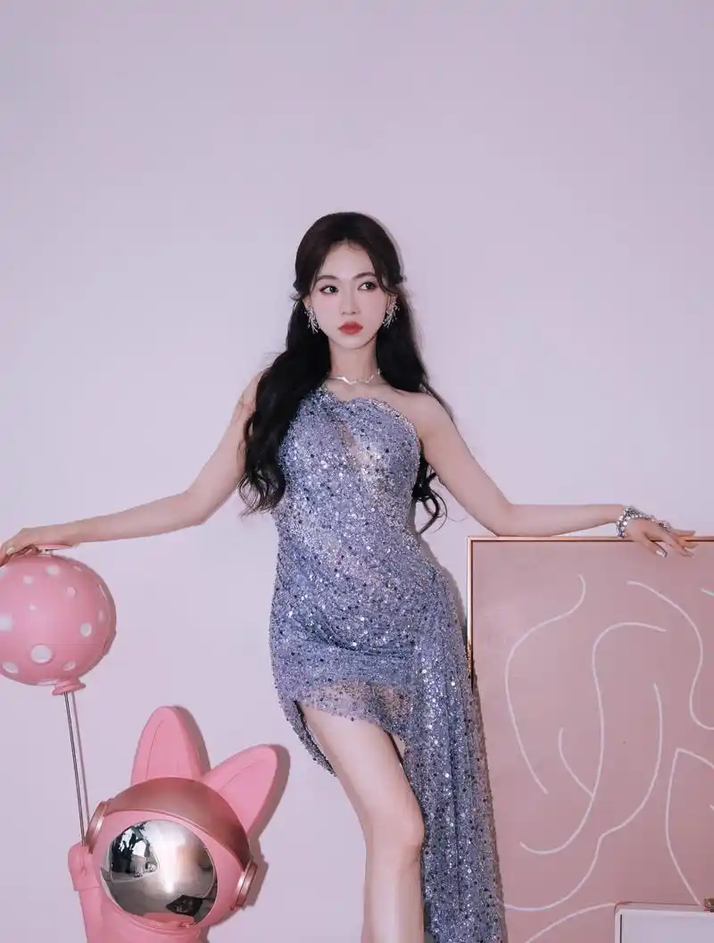 清新甜美!吴谨言白皙美腿大秀赤足站姿