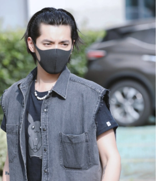 吴亦凡终于剪头发了!短发新造型引热议,却被头饰实力抢镜!