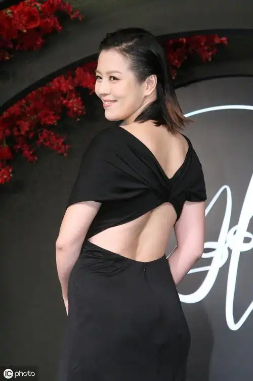 刘品言出席活动大秀美背