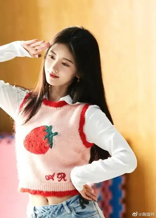 鞠婧祎露腰穿搭