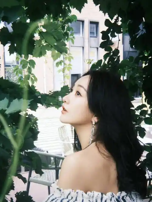 女星杨蓉时尚写真:靓丽姣美,五官端正