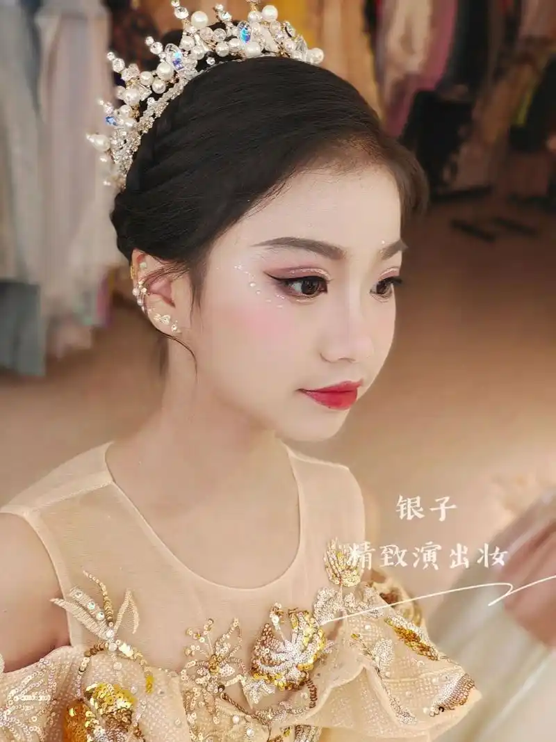儿童舞台妆 小主持人妆脸部贴花妆 小主持人的妆面照样贴钻贴花贴漂亮