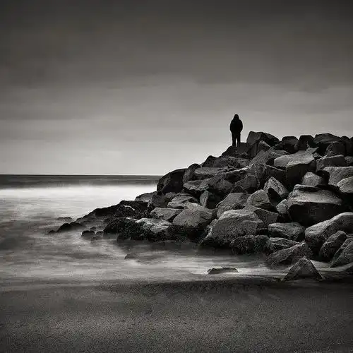 总是作为背影出现在画面中摄影师将人的孤寂用黑白摄影演绎得淋漓尽致