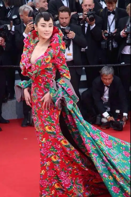 张馨予戛纳电影节红绿棉被服装图片 张馨予戛纳服装现场图片
