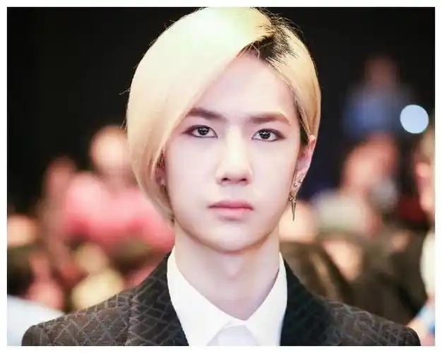 王一博到底有没有整容?鼻梁透光变三截,和旧照对比相差太大!