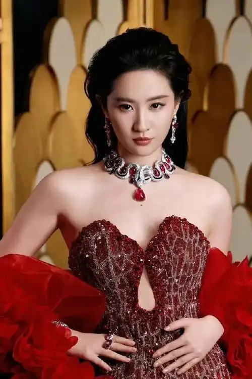 近期,刘亦菲凭借《梦华录》和《去有风的地方》等作品入围金鹰奖,但因