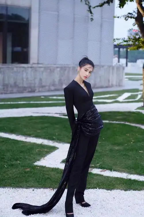 40岁的@黄圣依 最近写真曝光,在海风和晚霞中浅笑嫣然,果然年龄对于女