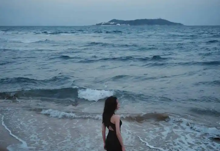 迪丽热巴海边大片 穿挂脖黑裙露香肩秀美背 风情万种 妩媚撩人_泳池