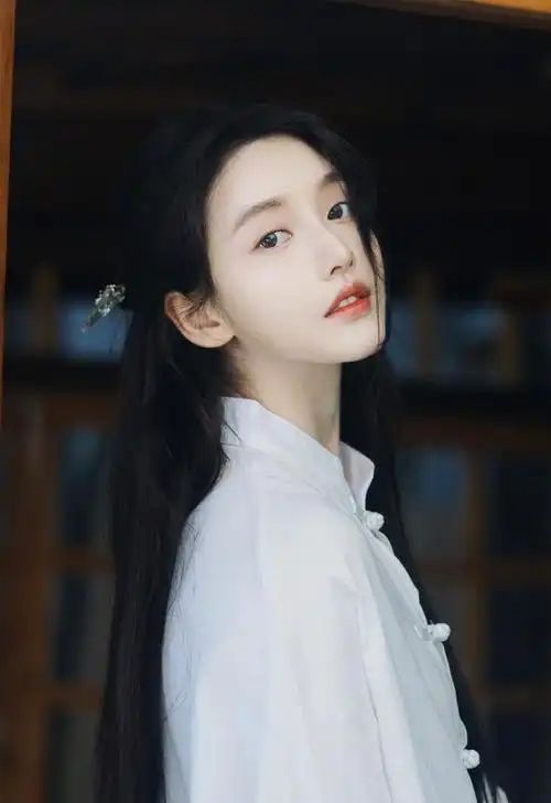 姜贞羽氛围感写真,唯一纯白的茉莉花,清纯又动人