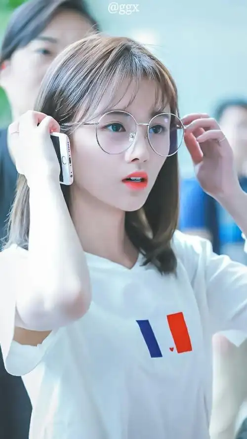 鞠婧祎戴眼镜太杀我了,强烈建议半607_1079竖版 竖屏