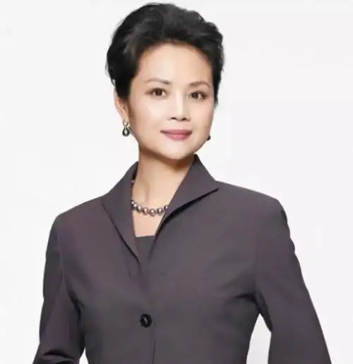 她是国家一级演员,经历过失败的婚姻,如今52岁被宠成公主!