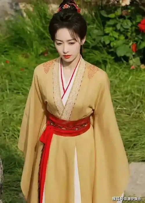原创宋茜新剧造型惊艳亮相黄衫高马尾英气十足专注工作备受期待