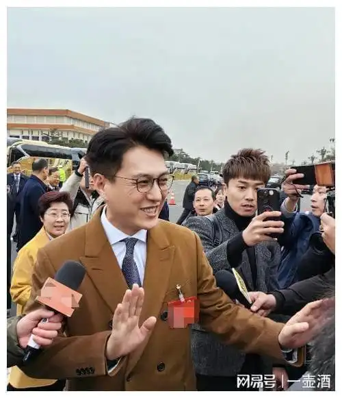 48岁靳东参加两会风采熠熠别具魅力多重身份彰显