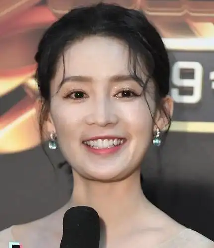 明星怼脸镜头大特写,肖战疲惫却显温柔,李沁消瘦居然有双下巴?