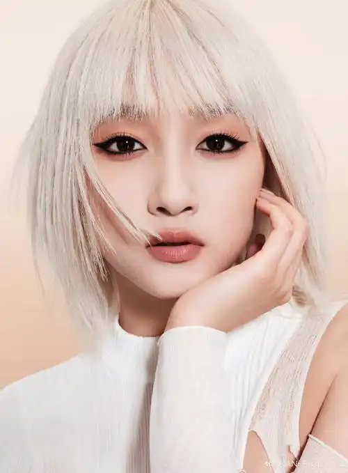 关晓彤白发烟熏妆##关晓彤全包眼线妆