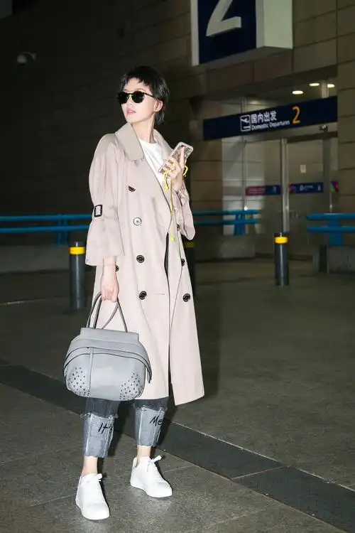 2017米兰时装周九月机场街拍:刘诗诗(披着帅帅的风衣去米兰( ))