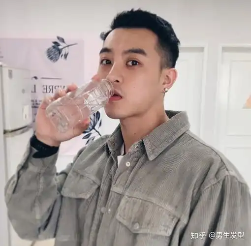 男生们的发型,如果能够把额头露出来,就会显得特别干净利落.