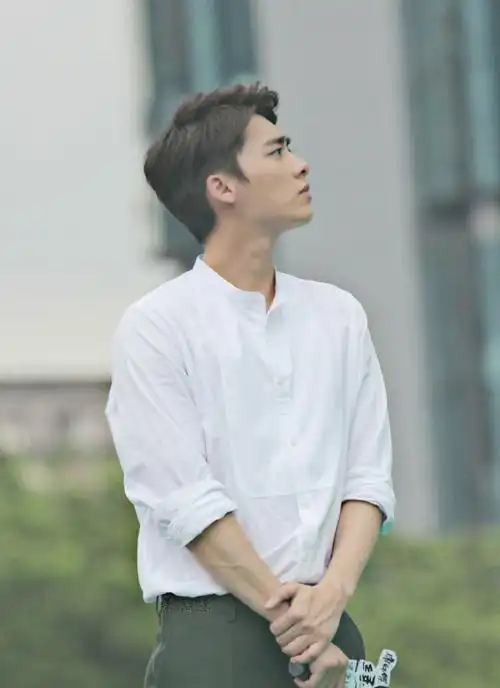 乌烟瘴气的网络需要小草净化无修生图 这时期的发型真的好好看@李易峰