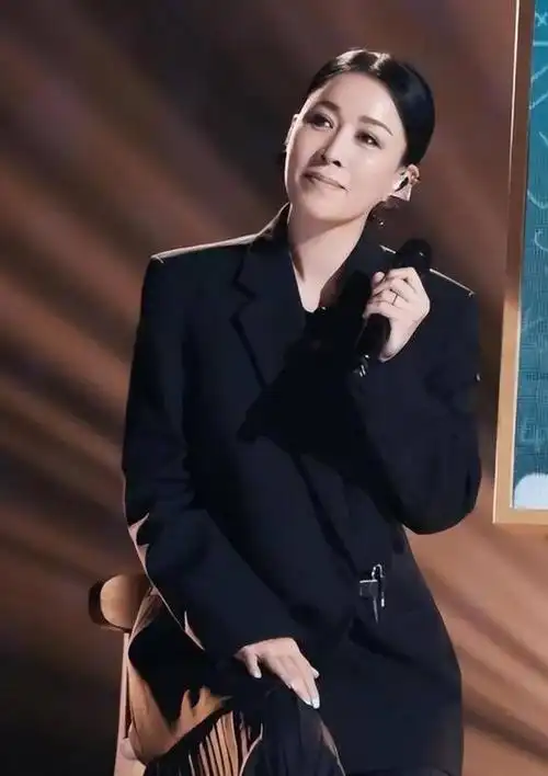 57岁那英和好友聚餐面部岁月痕迹明显喝了两瓶茅台三瓶红酒