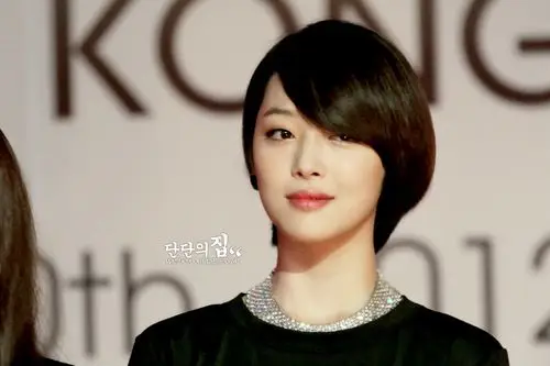 求崔雪莉最近的短发图 要没烫过的那种 万分感谢