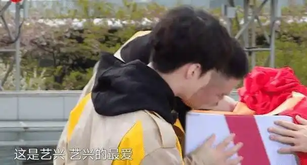 真的没想到热巴的反应这么的大,张艺兴在她的指引之下,也是忍不住好奇