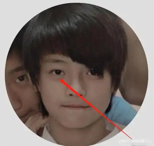 在查找许凯童年照的时候,无意间还发现了许凯母亲年轻时的照片