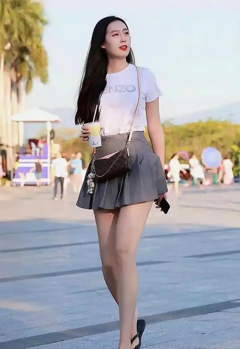 妹子白色t恤搭配百褶裙,学院风的感觉