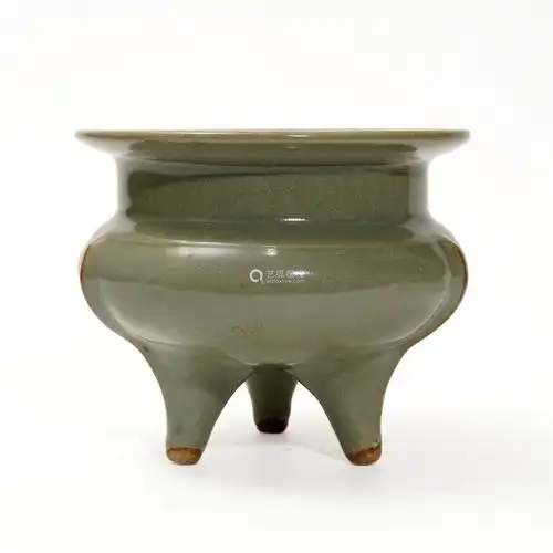 a longquan kiln three-legged furnace, song dynasty 宋代龙泉窑.