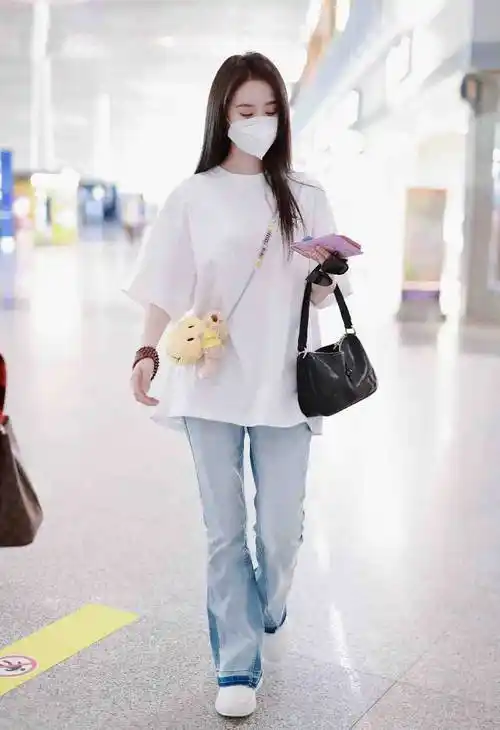 原创袁冰妍白色短袖t恤搭配牛仔微喇长裤好看又清新