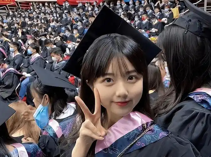 南大出现美女校花,长相甜美可爱神似王冰冰,网友:心动的感觉_大学