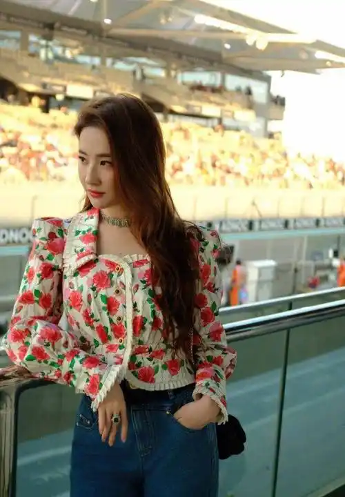 刘亦菲牛仔裤秀身材,奚梦瑶夫妇秀恩爱_明星_赛事_时尚