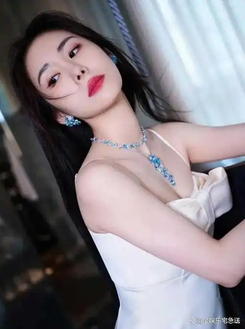 这一夜,张碧晨的旗袍高跟封神,诠释什么叫作"性感尤物"