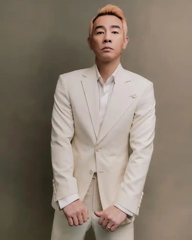 陈小春身穿白色西装,帅气当中带着脾气相,依旧是我们那枚大哥