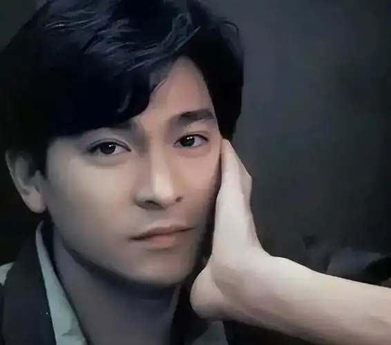 年轻时的刘德华可是风靡全球,不仅长相优越,甚至连衣服的穿搭都走在