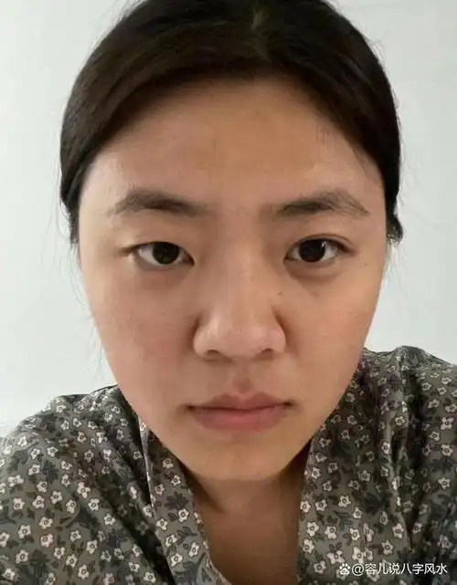 女命主的面相,额头开阔,为人聪明;山根不低,鼻梁挺直,鼻头圆润饱满