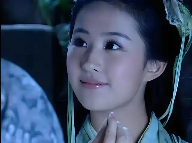 2003年《天龙八部》里的神仙姐姐,2005年《仙剑奇侠传》里的赵灵儿