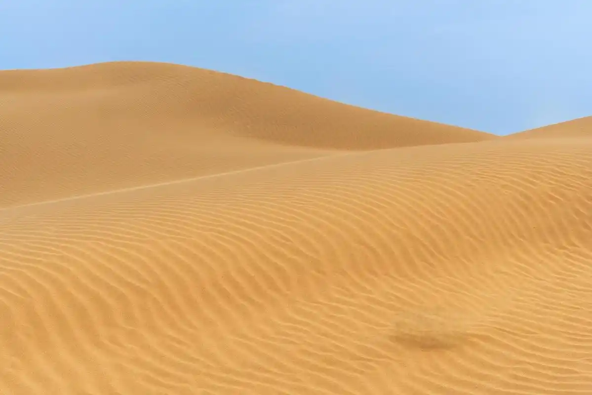 秋日环游腾格里沙漠攻略 腾格里沙漠位于中国内蒙古自治区,是中国第