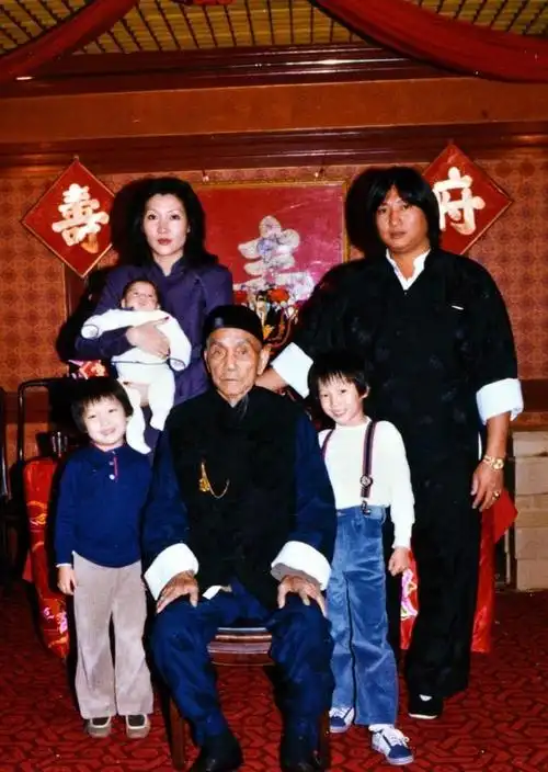 照片曝光,美貌不输女明星,如今35岁仍单身(洪金宝的儿子和女儿照片)