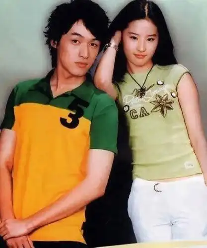 刘亦菲胡歌结婚辟谣,可两人早年写真照,青涩又默契,简直配一脸