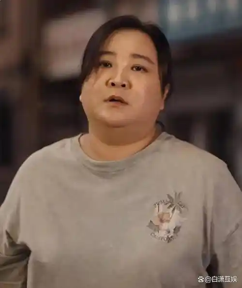 终于看到贾玲的真实模样脸上太瘦挂不住肉满脸褶子还显老